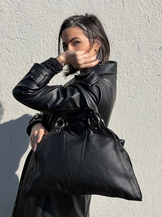 indossata Borsa Fendi in pelle martellata nera con parti metalliche argentate; munita di doppi manici stondati, da portare a mano, di lusso, originale, ottime condizioni, usata.