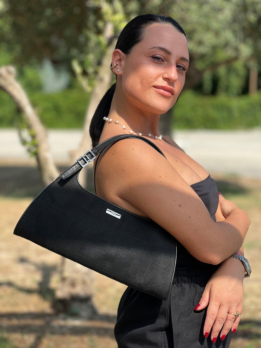 Borsa Gucci in tessuto nero con finiture in pelle tono su tono e parti metalliche argentate. Munita di doppi manici, da indossare a spalla. Originale, usato, in condizioni ottime.