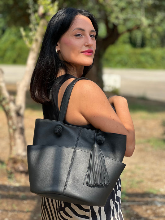 indossata Secchiello Tod's in pelle nera munito di una pochette estraibile e amovibile, impreziosito da nappa decorativa. Completo di dustbag e cartellino.