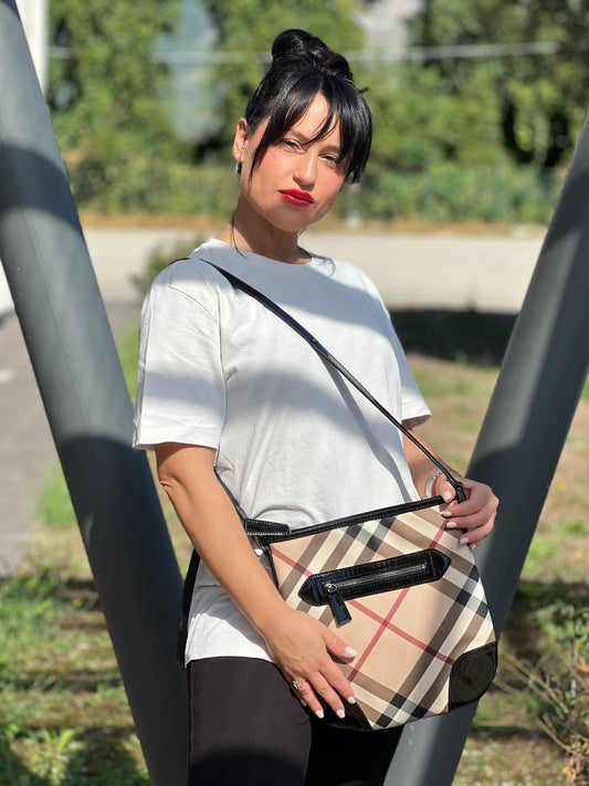 Foto indossata Borsa Burberry in canvas beige con trama tartan, finiture in pelle verniciata nera e parti metalliche argentate. Munita di una tracolla regolabile con fibbia. Originale, usato, in condizioni ottime.