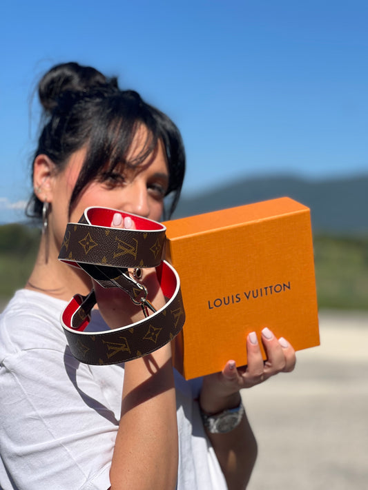 Tracolla Louis Vuitton in canvas marrone e rosso con finiture bianche monogram; moschettoni in metallo dorato