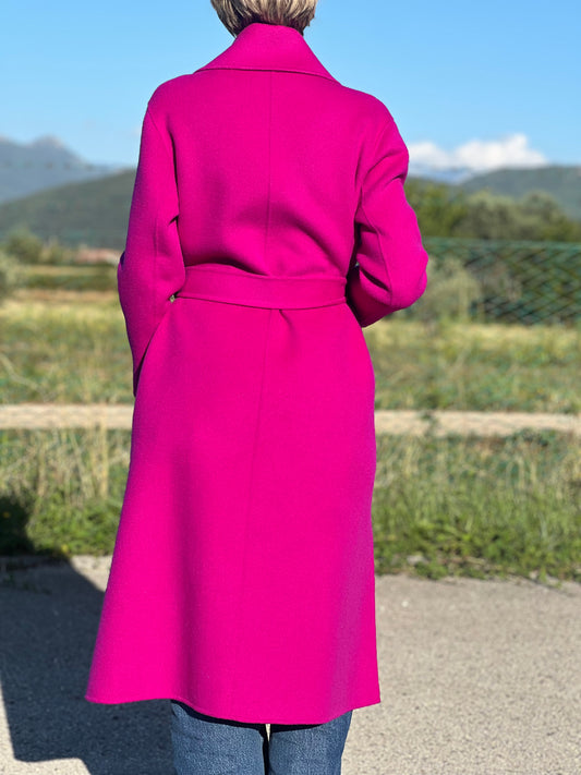 Foto indossata di un cappotto Simona Corsellini fucsia in 100% lana con doppie tasche aperte laterali e chiusura ad accappatoio.