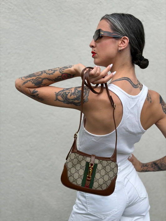 front Borsa Gucci Jackie in canvas GG e pelle marrone, munita di un elemento allungabile per poterla portare comodamente a tracolla, di lusso, originale, eccellenti condizioni, usata.