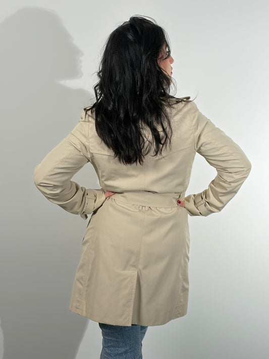Indossata, Trench Burberry in 100% cotone beige con interno trama tartan; munito di una cintura in vita.