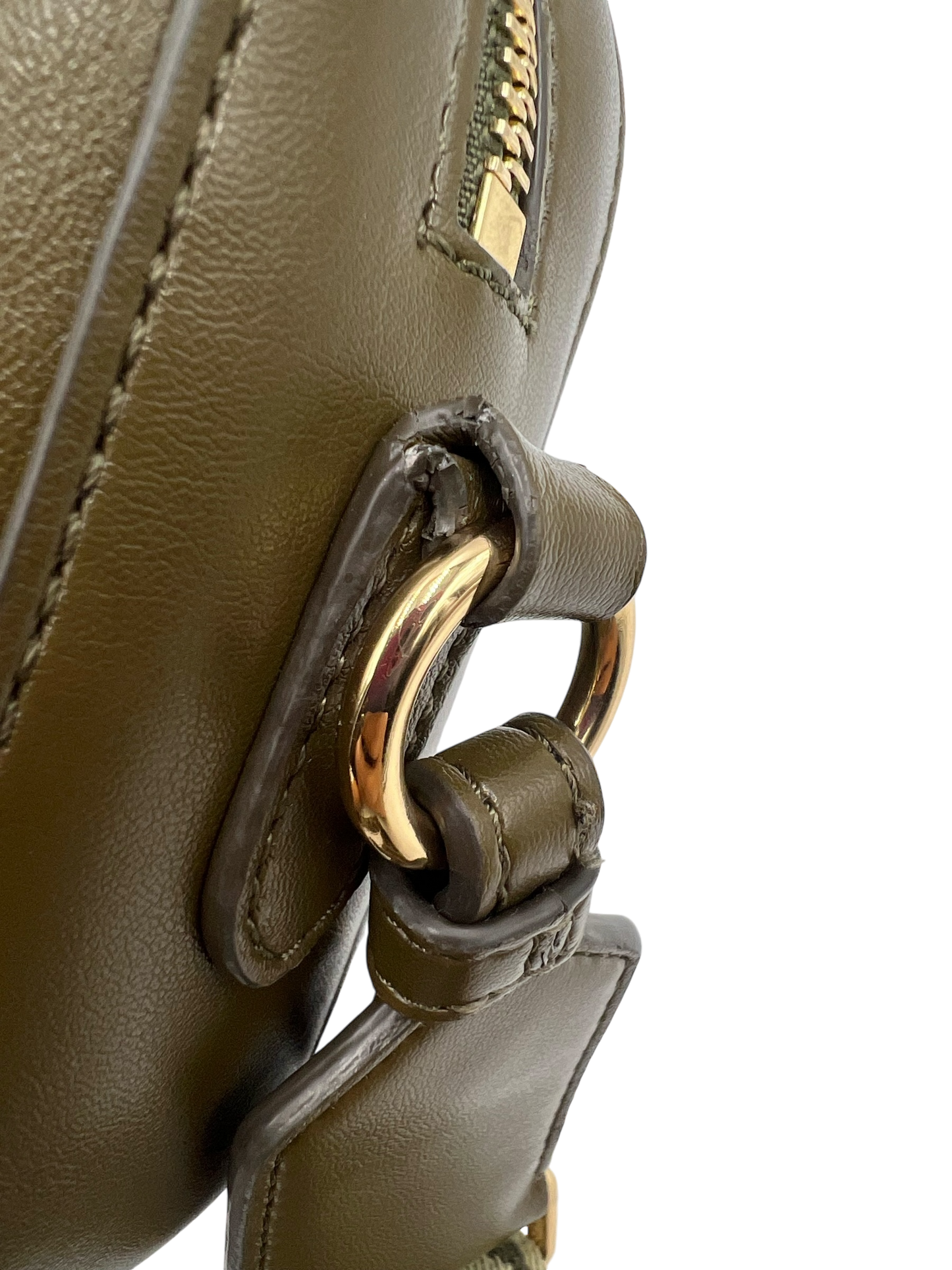 Borsa Stella McCartney in ecopelle verde militare con parti metalliche dorate e logo traforato sul front. Munita di una tracolla in tessuto regolabile. Completa di dustbag. Originale, usato, in condizioni ottime.