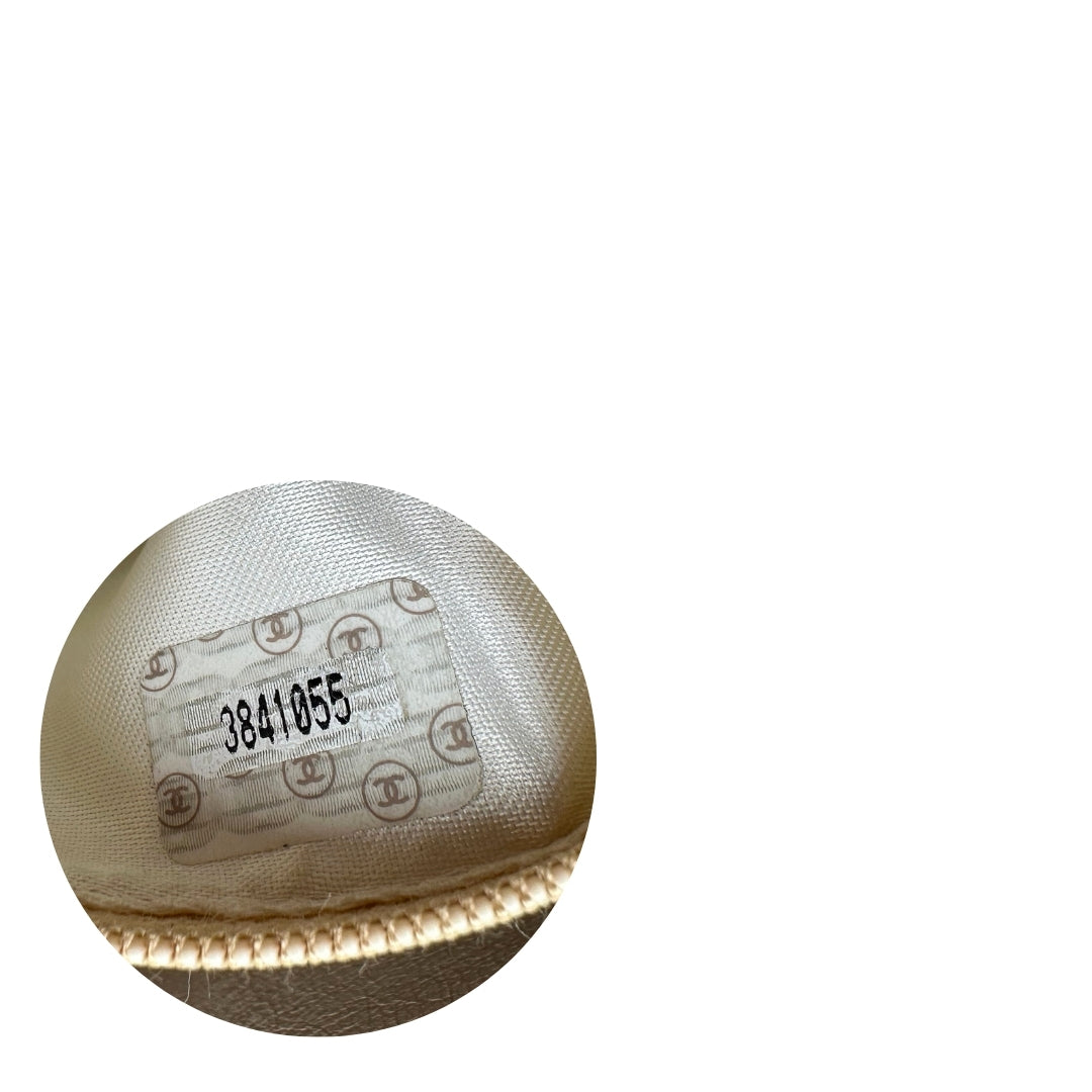 Codice di una borsa Chanel in pelle trapuntata rosa rifinita con parti metalliche dorate, munita di doppi manici in pelle e catena intrecciati; da portare a spalla. Completa di corredo.