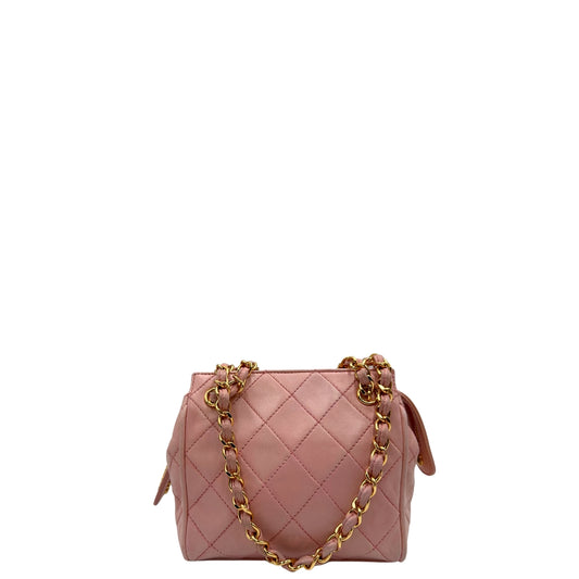 Front di una borsa Chanel in pelle trapuntata rosa rifinita con parti metalliche dorate, munita di doppi manici in pelle e catena intrecciati; da portare a spalla. Completa di corredo.