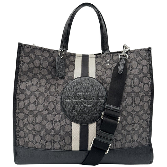 Sac Plat Coach in tessuto logato grigio con finiture in pelle martellata nera e parti metalliche argentate. Munita di doppi manici in pelle e una tracolla in tessuto regolabile, e amovibile. Completa di dustbag. Originale, usato, in condizioni ottime.