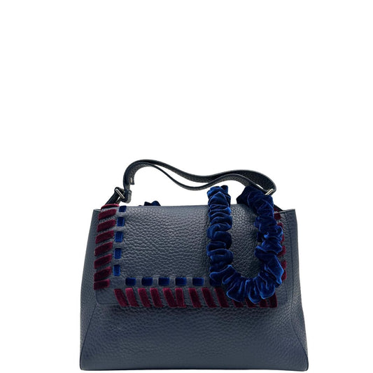 front Borsa Orciani in pelle blu martellata con parti metalliche argentate finiture in velluto blu e bordeaux sulla tracolla e sulla patta; indossabile a tracolla e a mano, di lusso, originale, ottime condizioni, usata.