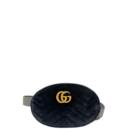 Marsupio Gucci in velluto chevron nero con parti metalliche dorate; munito di una cintura in pelle tono su tono