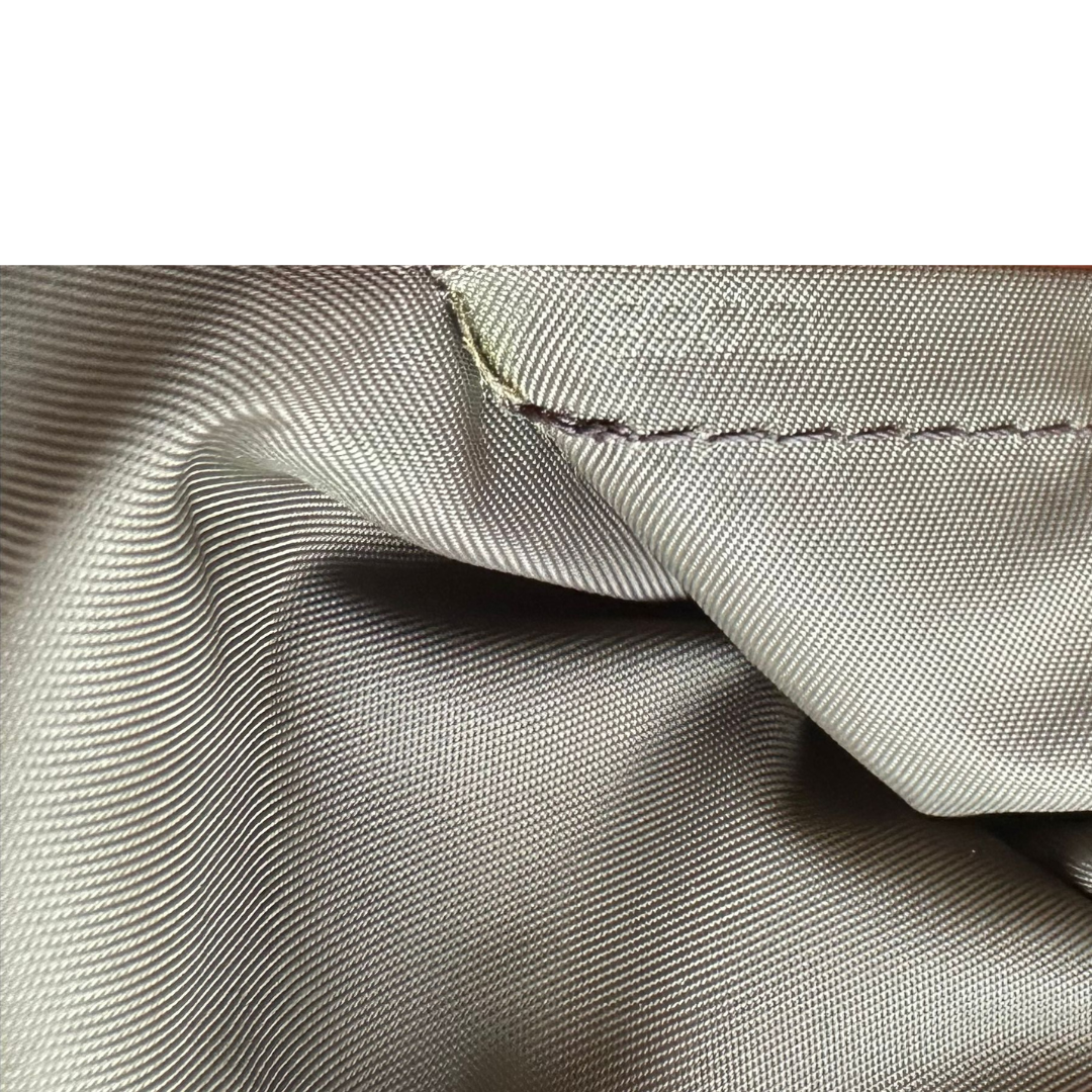 Cartella Louis Vuitton in tessuto marrone testa di moro con finiture in pelle tono su tono e parti metalliche argentate. Munita di una tracolla in tessuto regolabile. Rifinita con logo lettering sul front. Originale, usato, condizioni ottime.