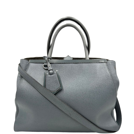 front Borsa Fendi in pelle color azzurro polvere rifinita con parti metalliche argentate; munita di doppi manici stondati e una tracolla amovibile