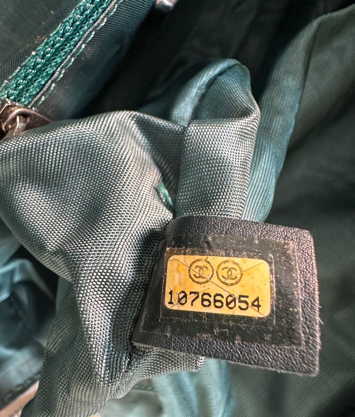 Codice di una borsa Chanel in pelle matelassè color bianco crema rifinita con parti metalliche argentate; munita di una tracolla in pelle e catena intrecciata. Completa di dustbag e card d'autenticità.