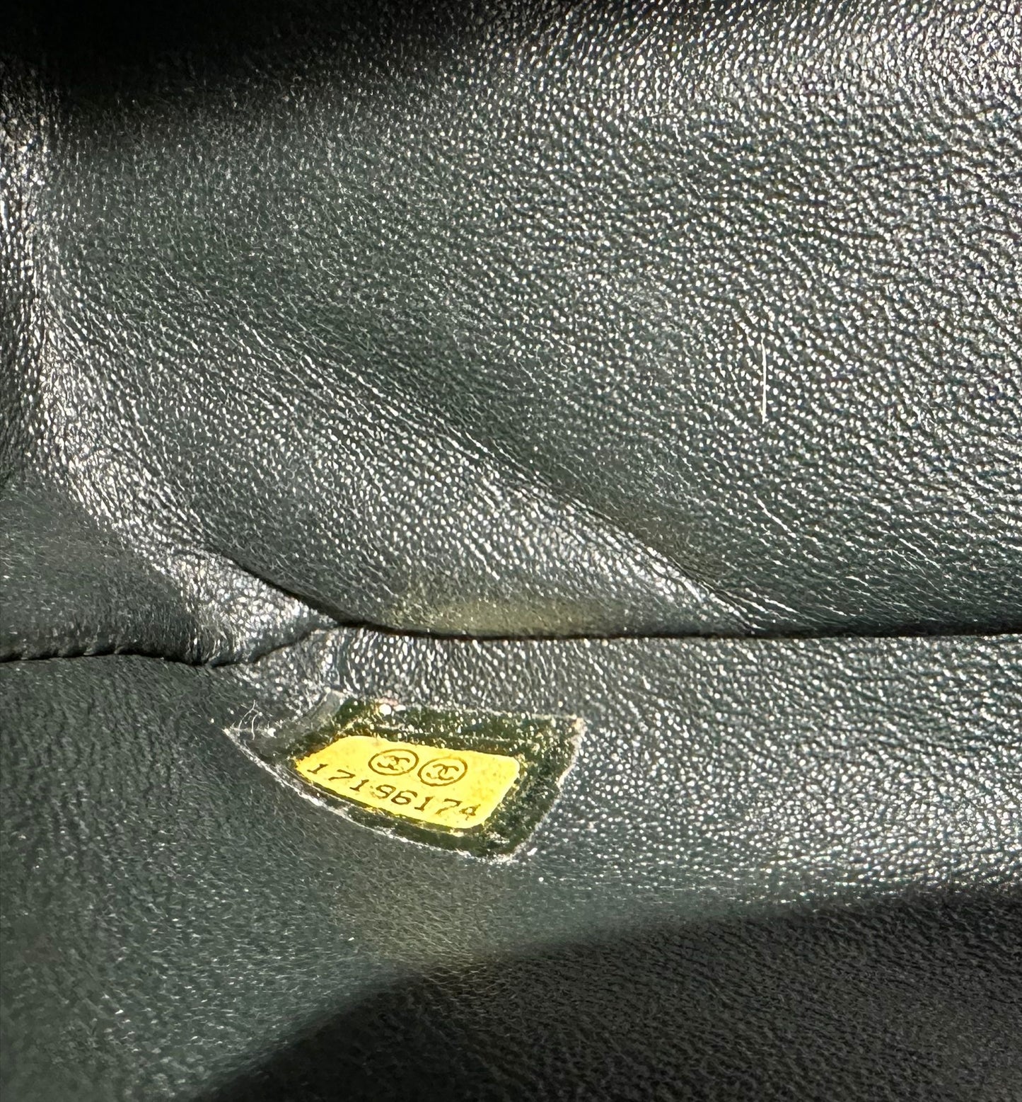 Codice di una borsa Chanel 2.55 in tessuto verde pino trapuntato con parti metalliche argento anticato. Munita di una tracolla scorrevole in catena. Indossabile a spalla e a tracolla. Completa di dustbag e card d'autenticità.