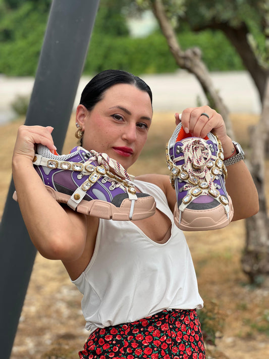 Sneakers Gucci Flashtrek Chunky con dettagli in pelle viola e tessuto scamosciato verde scuro. Suola chunky in gomma color nude, rifinite con iconica fascia decorativa rimovibile, e cristalli scintillanti. Chiusura con lacci. Complete di corredo. Originali, usato, condizioni eccellenti.