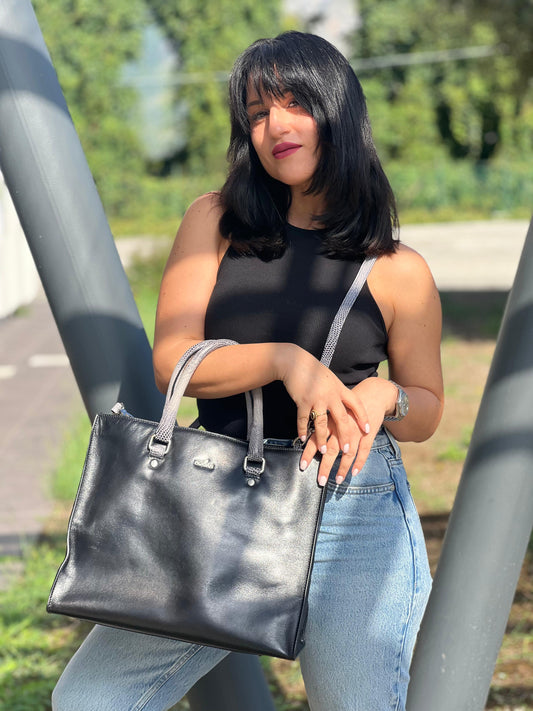 Satchel Hogan con tracolla