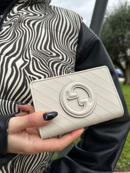 Portafoglio Gucci in pelle color bianco gesso con parti metalliche argentate. Full set, di lusso, eccellenti condizioni.