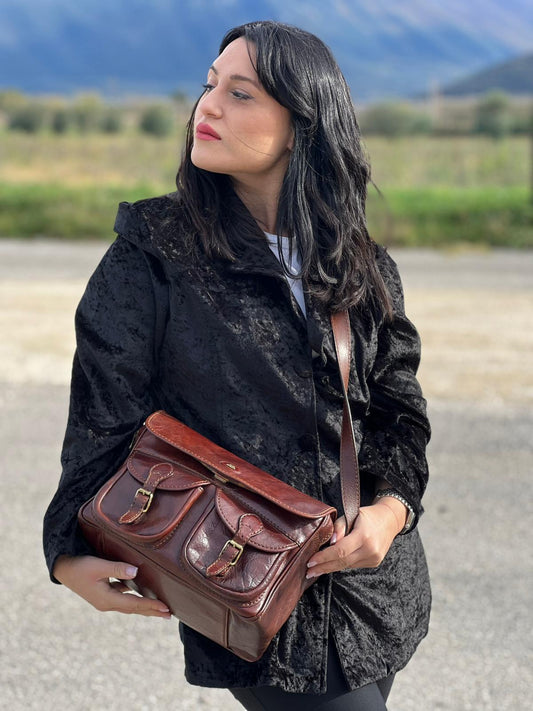 indossata Borsa The Bridge in pelle marrone con parti metalliche dorate; munita di una tracolla regolabile. Completa di dustbag, di lusso, originale, ottime condizioni.