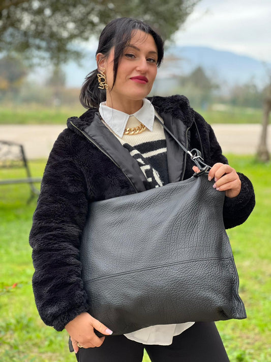 indossata Borsa Hags in pelle nera con parti metalliche argentate; munita di una tracolla regolabile. Completa di dustbag e cartellino, di lusso, originale, eccellenti condizioni.