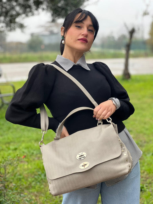 indossata Borsa Zanellato in pelle trama blandine grigio chiaro con parti metalliche argentate; munita di un manico singolo e una tracolla amovibile e regolabile, di lusso, originale, ottime condizioni.