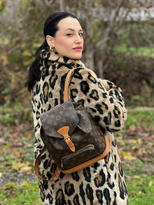 indossata Zaino Montsouris mini in canvas marrone monogram con finiture in vacchetta naturale e parti metalliche dorate, munito di un anello sulla parte superiore e due bretelle in vacchetta regolabili con fibbie, di lusso, originale, ottime condizioni.