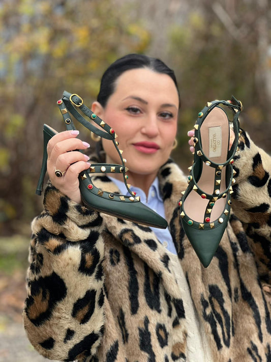 Scarpe VG in pelle verde scuro impreziosita da borchie colorate lungo le finiture. Complete di corredo, di lusso, originale, ottime condizioni.