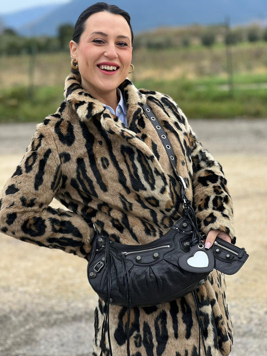 indossata Borsa Balenciaga in pelle nera con parti metalliche argentate; munita di una tracolla regolabile e impreziosita da iconiche borchie, di lusso, originale, ottime condizioni.