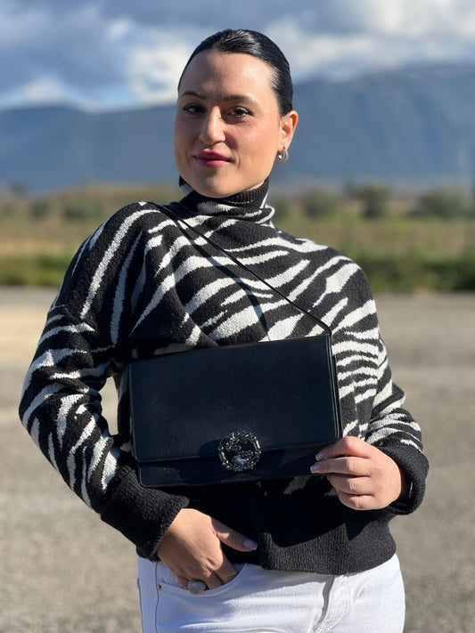 indossata Borsa Gucci in pelle nera con logo cristallizzato e parti metalliche argentate; munita di un manico regolabile. Full set, di lusso, originale, usata, ottime condizioni.