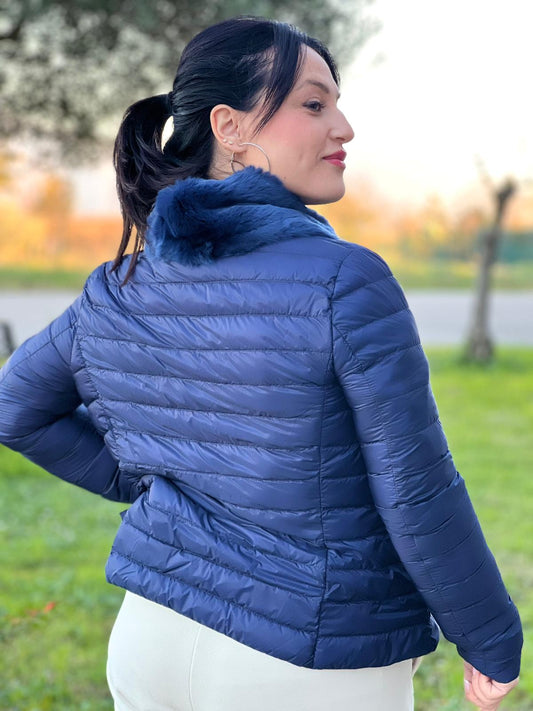 Piumino Moncler in 100% poliammide blu con collo amovibile effetto pelo, di lusso, originale, ottime condizioni.