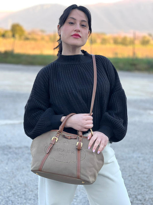 indossata Borsa Prada in tessuto Jacquard, finiture in pelle marroni e parti metalliche dorate; munita di doppi manici e una tracolla amovibile e regolabile. Completa di dustbag, di lusso, originale, ottime condizioni.