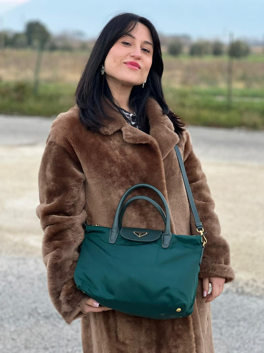 indossata Borsa Prada in nylon color ottanio con finiture in pelle tono su tono e parti metalliche dorate; munita di doppi manici stondati e una tracolla amovibile e regolabile. Completa di dustbag, di lusso, originale, ottime condizioni.