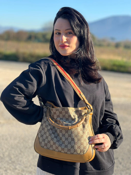 indossata Borsa Gucci in tessuto beige GG con finiture in pelle color senape e parti metalliche dorate, munita di un manico in tessuto tono su tono e rosso e un manico bamboo, di lusso, originale, ottime condizioni, usata.