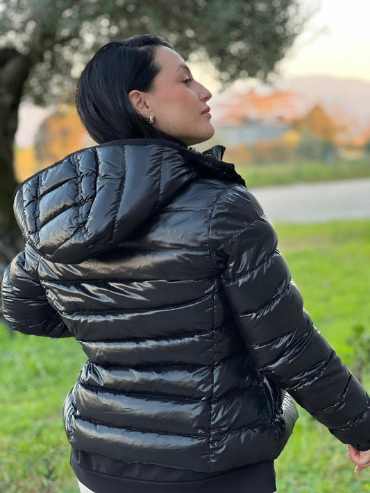 Piumino Moncler in 100 % poliammide nero munito di cappuccio, di lusso, originale, ottime condizioni, usato.