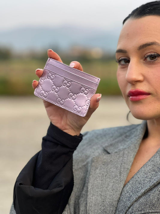 Portacarte Gucci in pelle color lilla effetto metallizzato GG, di lusso, originale, eccellenti condizioni.