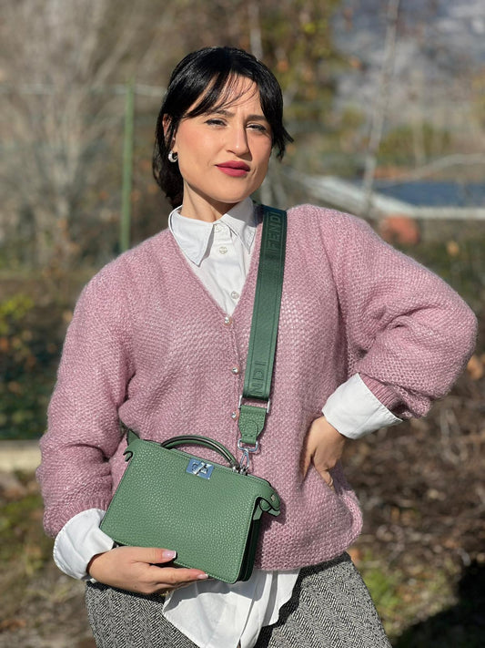 indossata Borsa Fendi in pelle martellata color verde salvia con parti metalliche argentate; munita di una tracolla in tessuto logata, amovibile e regolabile e un manico singolo. Completa di corredo, di lusso, originale, eccellenti condizioni.