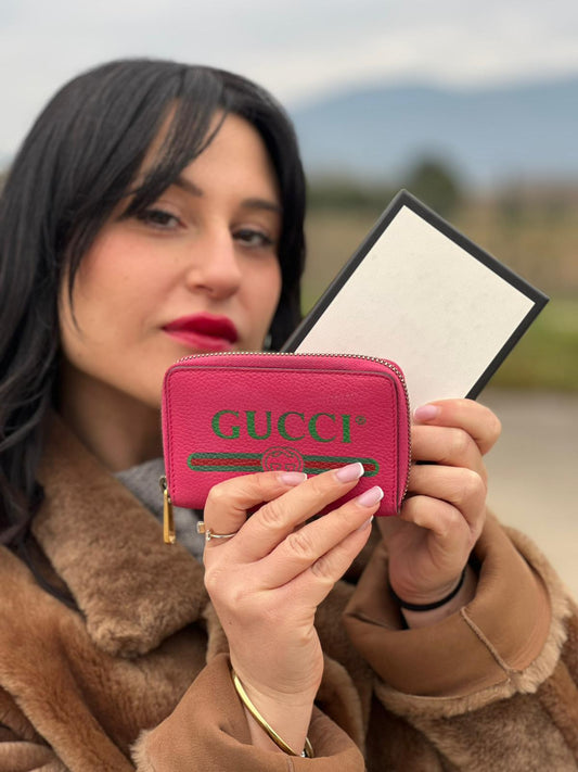Portafoglio Gucci in pelle fucsia con dettagli Web verdi e rossi. Completo di scatola, di lusso, originale, ottime condizioni.