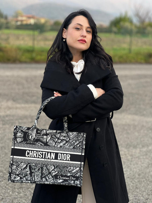 indossata Borsa Christian Dior in tessuto ricamata con il motivo Plan de Paris nero e bianco; munita di doppi manici, indossabile a spalla e a mano. Completa di dustbag, di lusso, originale, ottime condizioni.