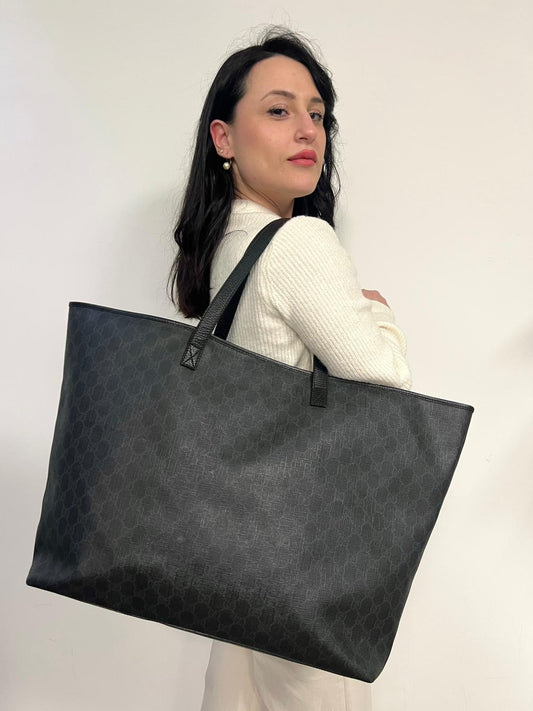 indossata Borsa Gucci in canvas GG antracite con finiture in pelle martellata; munita di doppi manici, indossabile a spalla. Completa di dustbag, di lusso, originale, ottime condizioni.