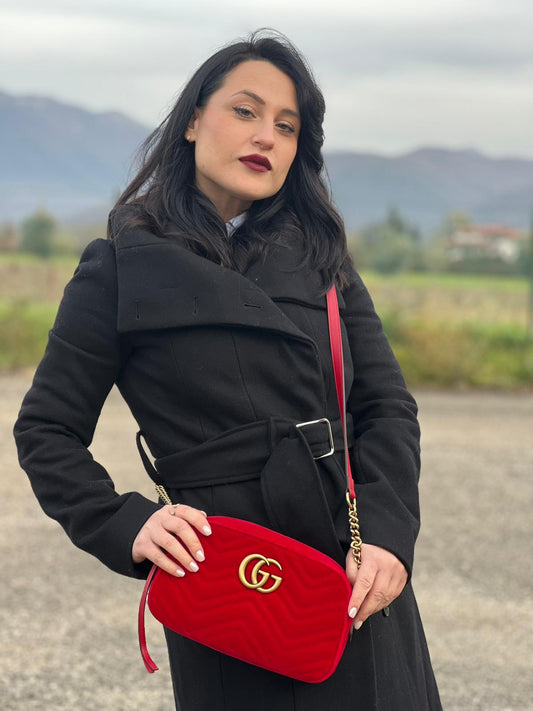 indossata Borsa Gucci Marmont in velluto rosso con finiture in pelle tono su tono e parti metalliche oro anticato; munita di una tracolla in catena e pelle. Completa di scatola, di lusso, originale, ottime condizioni.