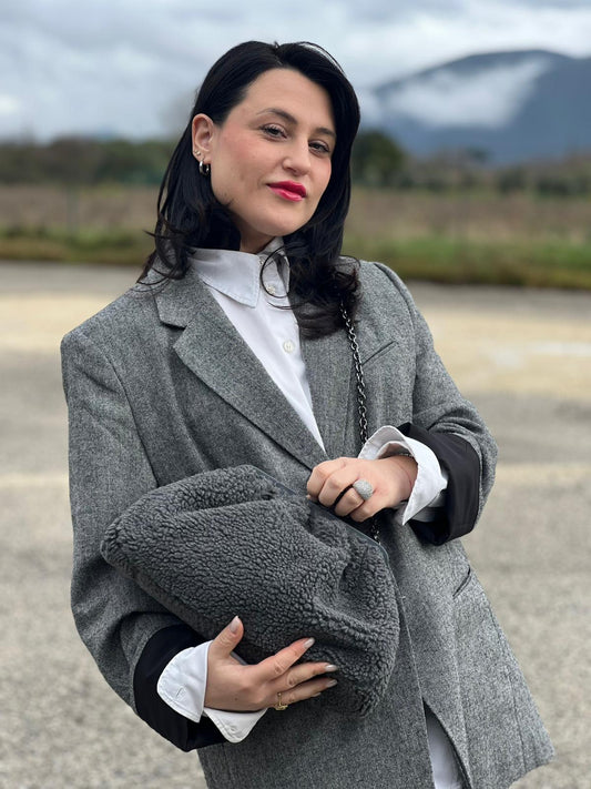 indossata Borsa Max Mara in poliestere grigio effetto lana con parti metalliche effetto renio; munita di una tracolla in catena amovibile con spallaccio in pelle. Completa di dustbag, di lusso, originale, ottime condizioni, usata.