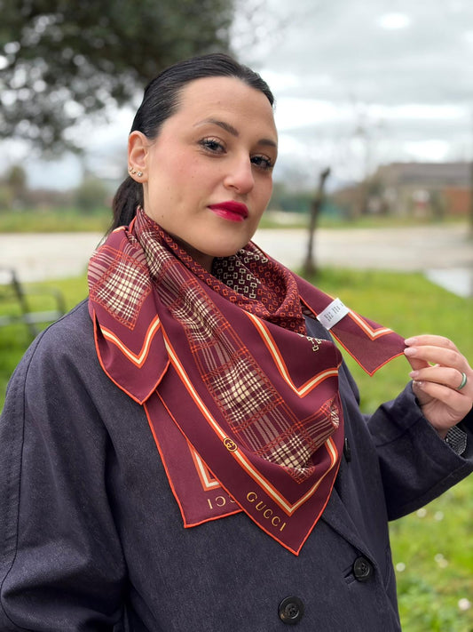 Foulard in 100% seta bordeaux con trama Horsebit, di lusso, eccellenti condizioni, usato.