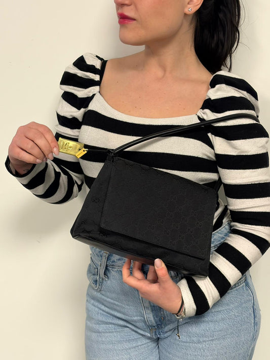 front interno Borsa Gucci in tessuto GG nero con finiture in pelle tono su tono e parti metalliche dorate; munita di un manico singolo arrotondato e una pochette interna, di lusso, originale, ottime condizioni, usata.