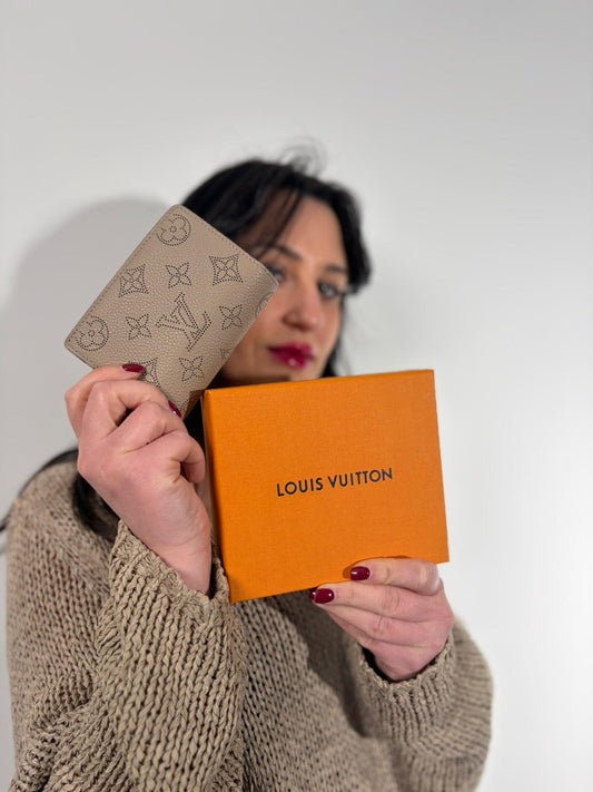 Indossata, Portafoglio in pelle Mahina traforata color sabia con parti metalliche argentate. Originale, usata, di lusso, in ottime condizioni