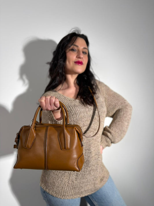 Indossata, Borsa Tod's in morbida pelle color cammello e hardware argentato, indossabile a mano oppure a tracolla. Originale, usata, di lusso, in ottime condizioni.