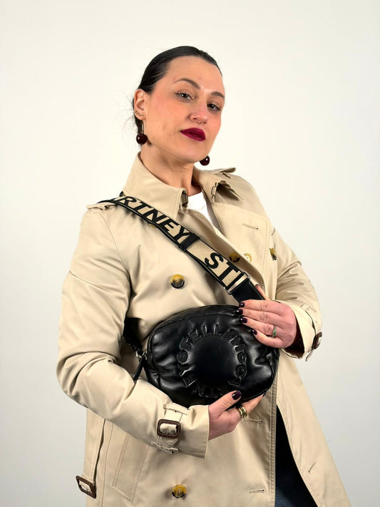 Indossata, Borsa Stella McCartney in pelle imbottita nera, presenta l'iconico logo perforato sul lato anteriore. Originale, usata, di lusso, in ottime condizioni.