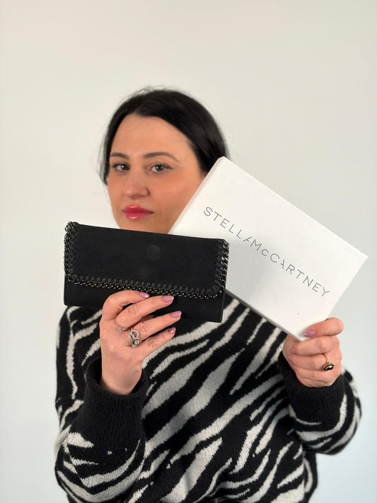 Indossata, Portafoglio Stella McCartney in tessuto vegano nero con catena in metallo argentato. Originale, usata, di lusso, in ottime condizioni.
