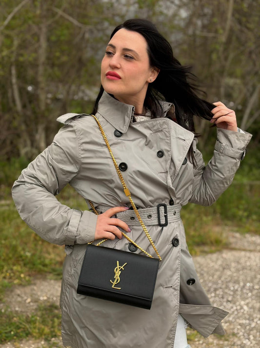 Indossata, Borsa Kate di Saint Laurent in pelle nera con hardware dorato, indossabile a tracolla oppure a spalla. Originale, usata, di lusso, in ottime condizioni.