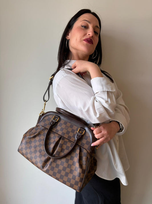 Indossata, Borsa LV in canvas Damier Ébène nella versione MM. Originale, usata, di lusso, in ottime condizioni.