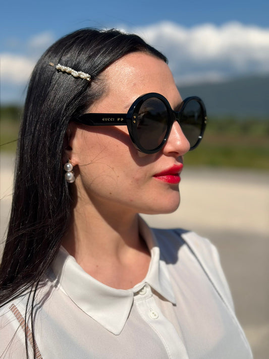 Indossata, Occhiali da sole Gucci in acetato nero e dettagli in hardware dorato. Originale, usata, di lusso, in ottime condizioni.