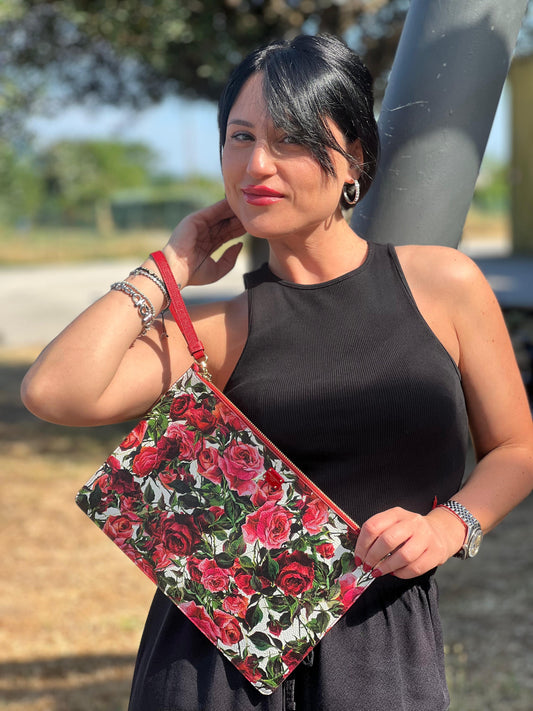 foto indossata della pochette D&G in pelle martellata con trama floreale, rifinita con parti metalliche dorate.